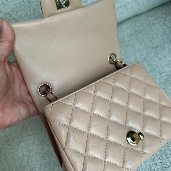 BEAUTIFUL Chanel 21a beige classic mini square - Picture 13 of 13